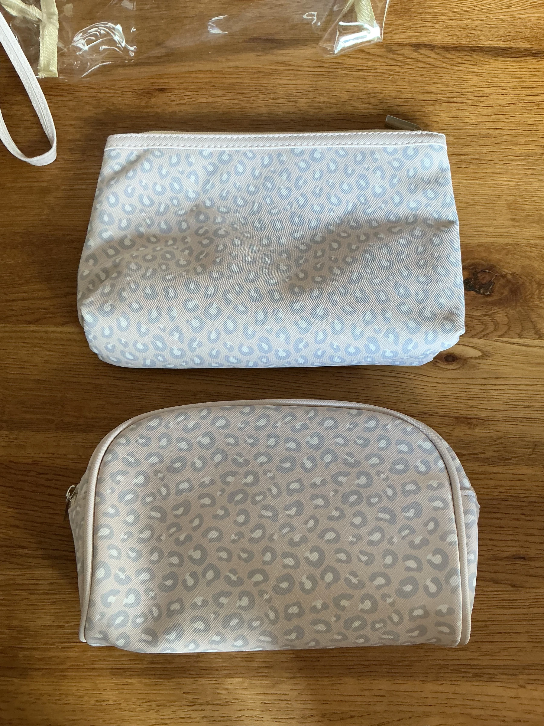 Two toiletries kits – photo 2